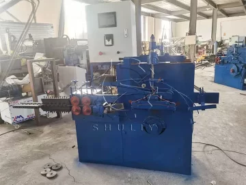 Machine à fabriquer des cintres en fil métallique