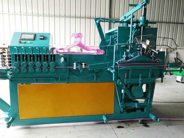 machine spéciale pour fabriquer des cintres en PVC.