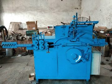 máquina fabricadora de percheros