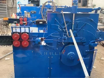 Machine de fabrication de cintres en tissu métallique